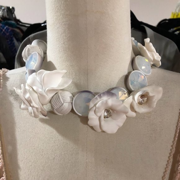 RARE SIGNED J CREW STATEMENT LG WHITE BRULEE RUBBER FLOWER CRYSTAL NECKLACE - Picture 2 of 9